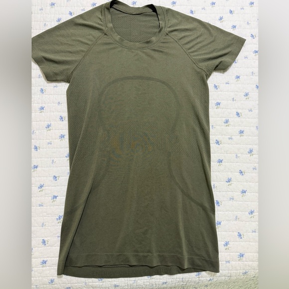 lululemon athletica Tops - Lululemon Swiftly Short Sleeve Tech Short Sleeve Tee Size 6 Army Green Top